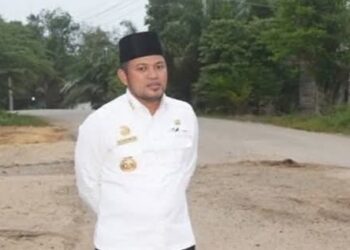 Gubernur Kaltim saat meninjau jalan di Kubar dan Kukar